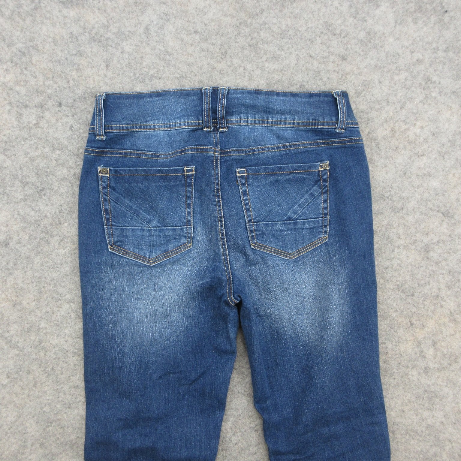 WALLFLOWER Jeans Women’s 6/7 Medium Wash Distressed Curvy Stretch Raw Hem