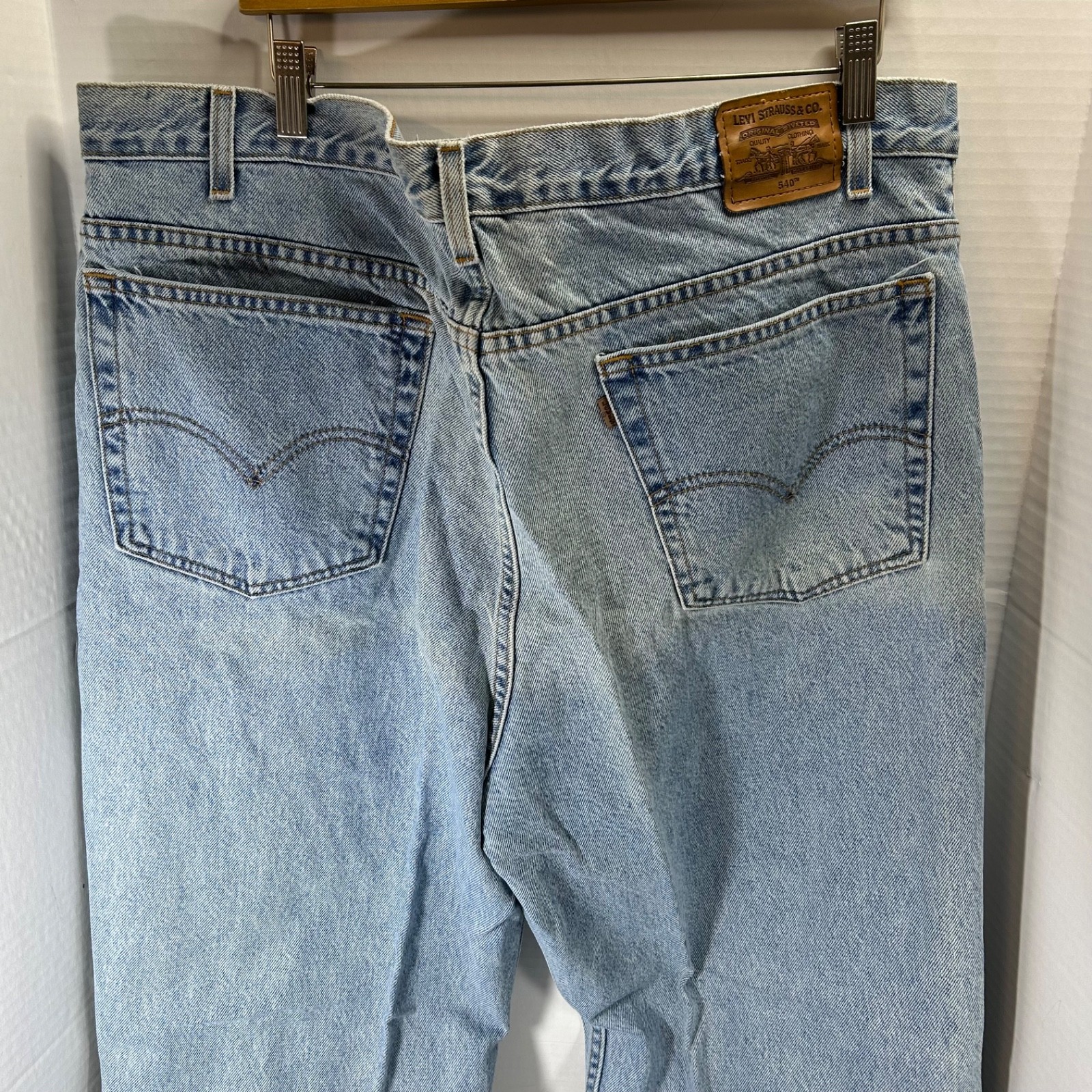 Vtg Levi’s 540 Jeans Men’s 44 x 30 Relaxed Fit Blue Denim Brown Tab Mexico Light