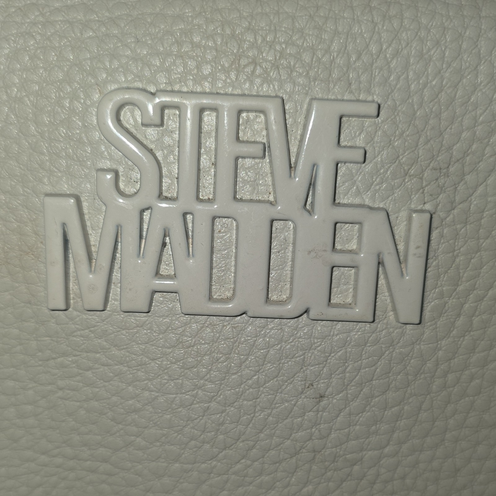 Steve Madden Women’s Small Beige Logo Crossbody Zip/Magnetic Chain Detach Strap
