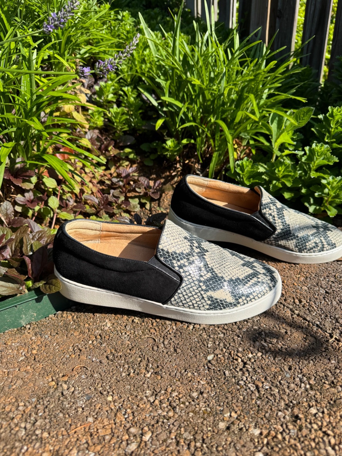 Vionic Ladies Size 9 1/2 Slip On Shoes