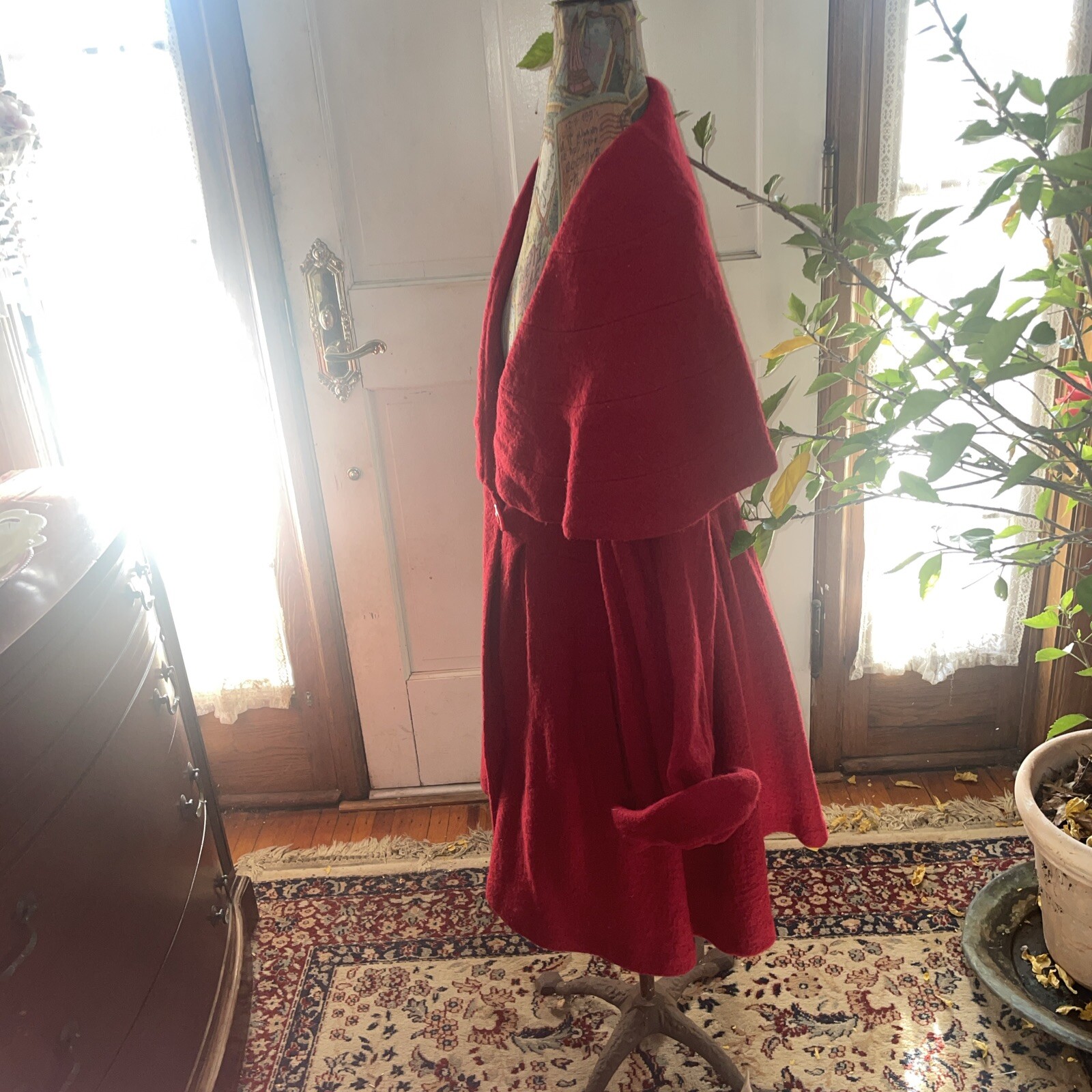 PETERMAN VTG 40’s STYLE DEEP RED WOOL COAT w/ FLARED & PLEATED BACK. STUNNING
