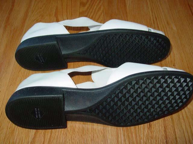 (2) pair Women’s CROSSROADS (1) WHITE & (1) BLACK – Fisherman Casual SZ- 9 1/2 M