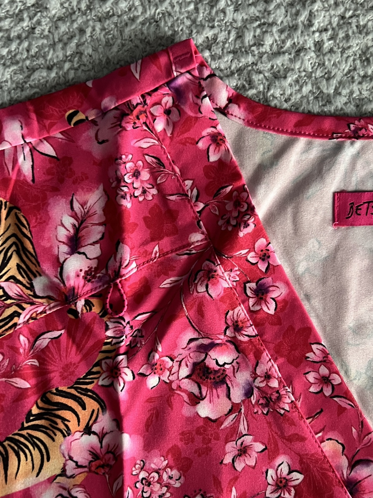 Koi Betsey Johnson Scrub Top Women’s XL Pink Tiger Babe Floral Nursing Medical