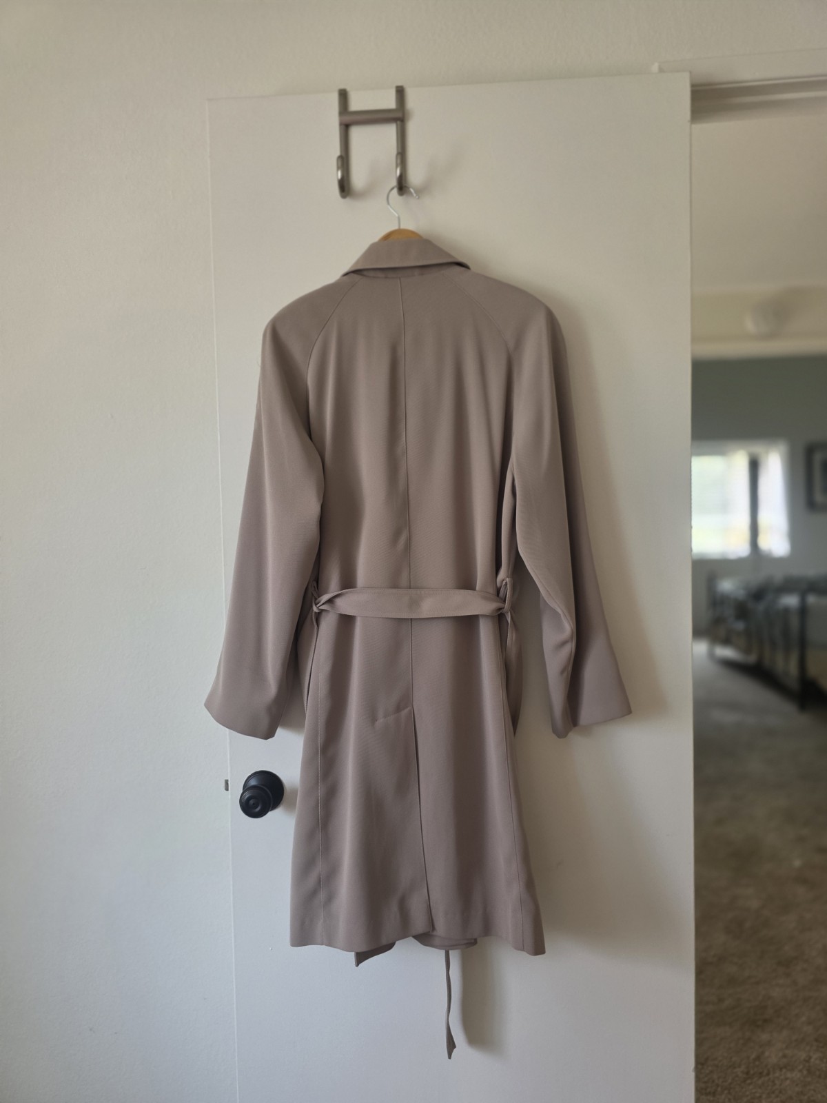 Gallery Woman’s Beige Trench Coat Size L Button/Belt Closure Pockets Mid-Length