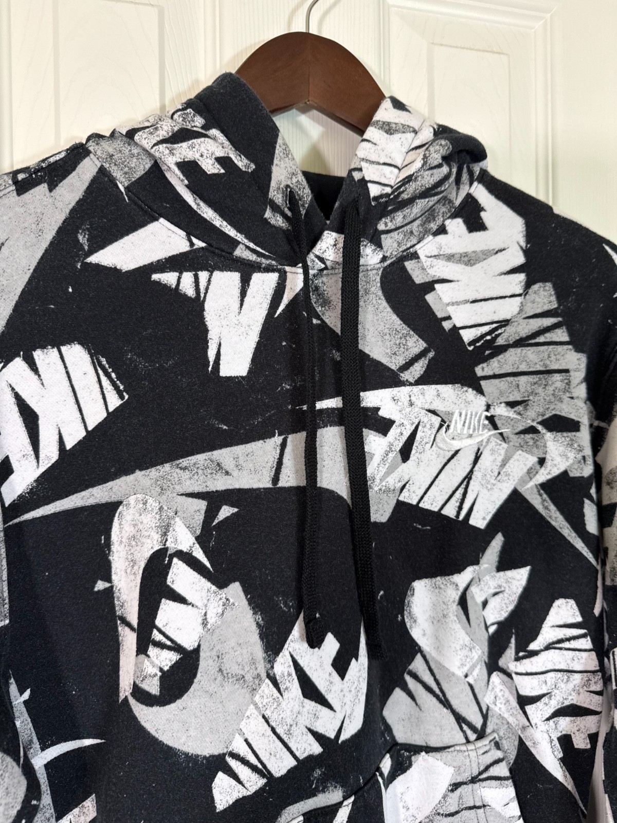 Nike Men’s Black & White All Over Logo Pullover Crewneck Hoodie Size Small