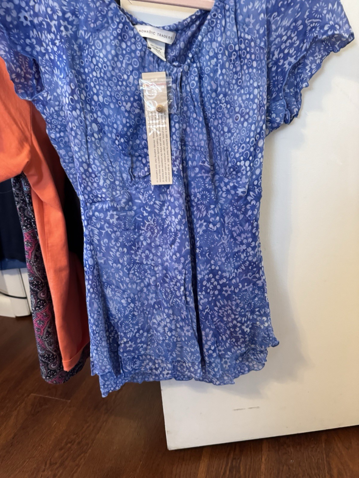 Nomadic Traders Rayon Blue/White Floral V-Neck Short Sleeve Blouse Women’s M