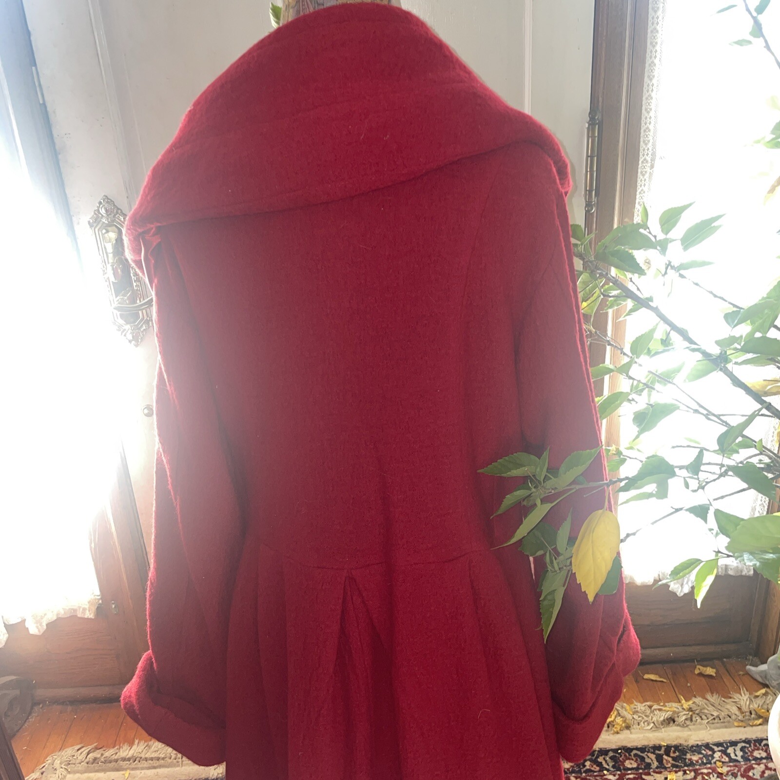 PETERMAN VTG 40’s STYLE DEEP RED WOOL COAT w/ FLARED & PLEATED BACK. STUNNING