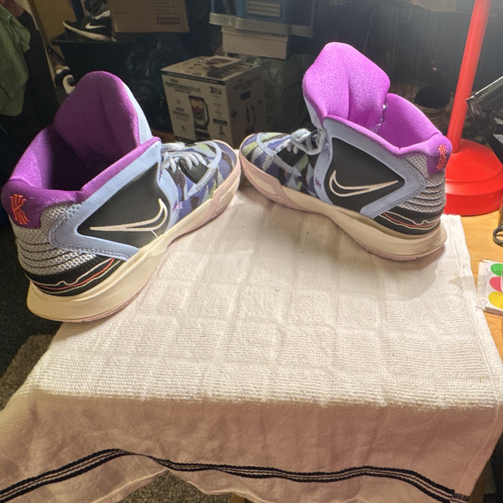 Nike Kyrie Irving Men’s Mid Top Basketball Sneakers Purple/Gray Camo DD0334-400