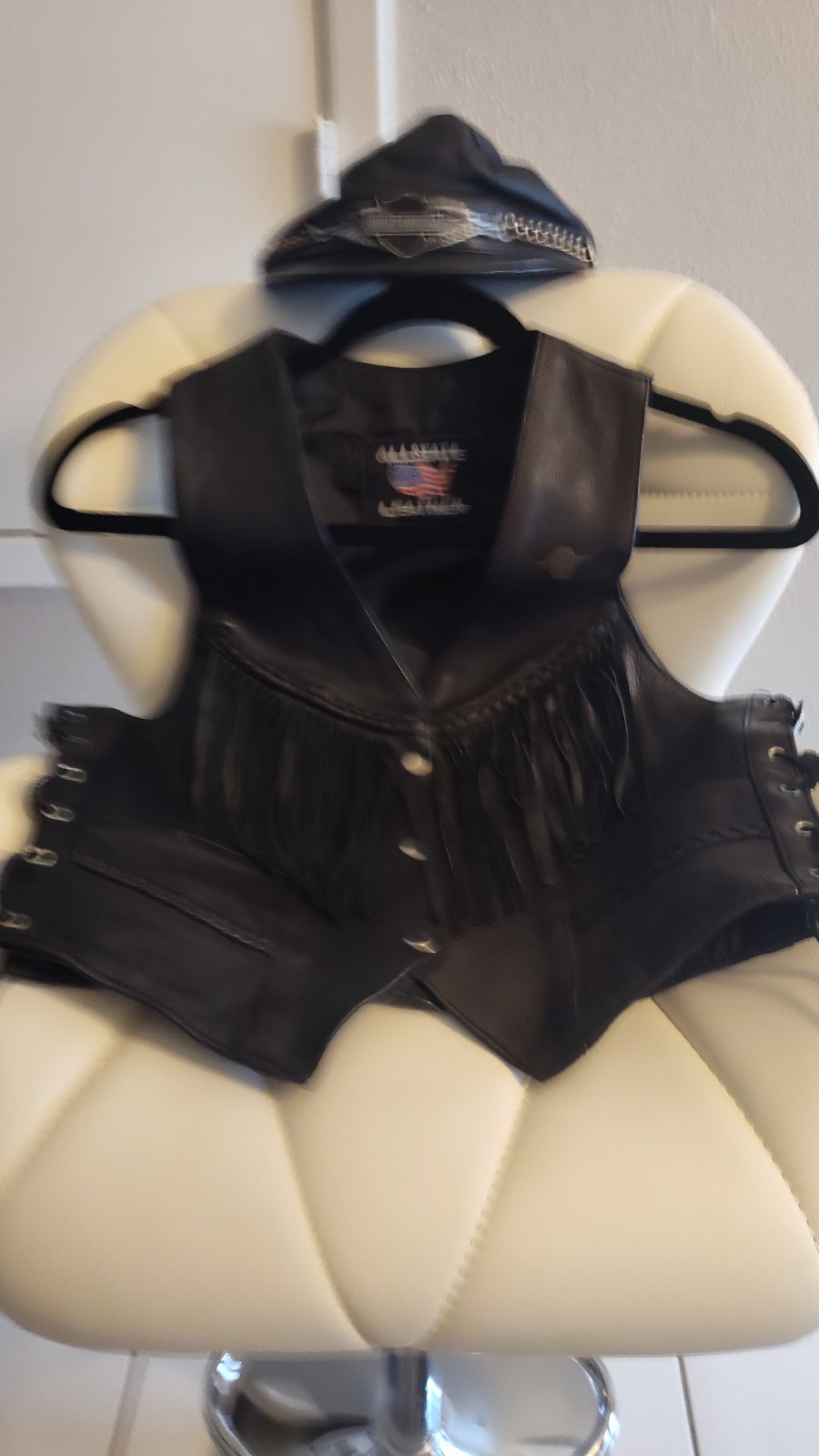 Harley Davidson Women’s Jacket great condition, great price. Made of Leather.