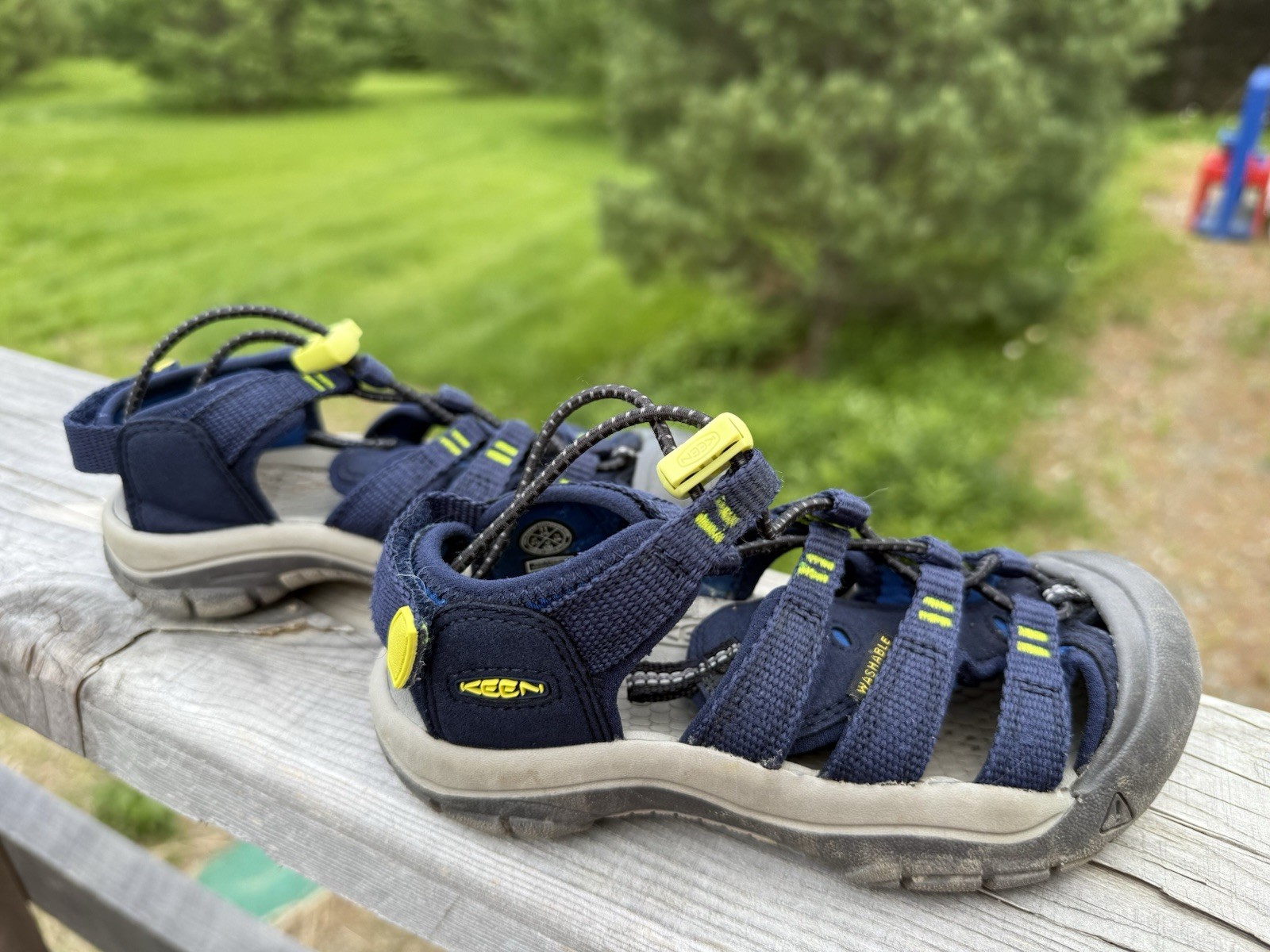 KEEN Newport H2 Kids Closed-Toe Strappy Sandals Bungee Blue Yellow Gray 11