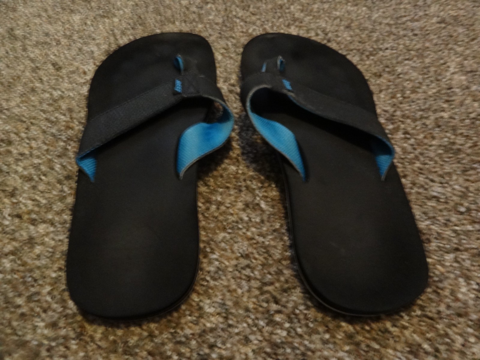 Reef Black & Blue Flip Flops Men’s Size 10 Bottle Opener style Sandals used