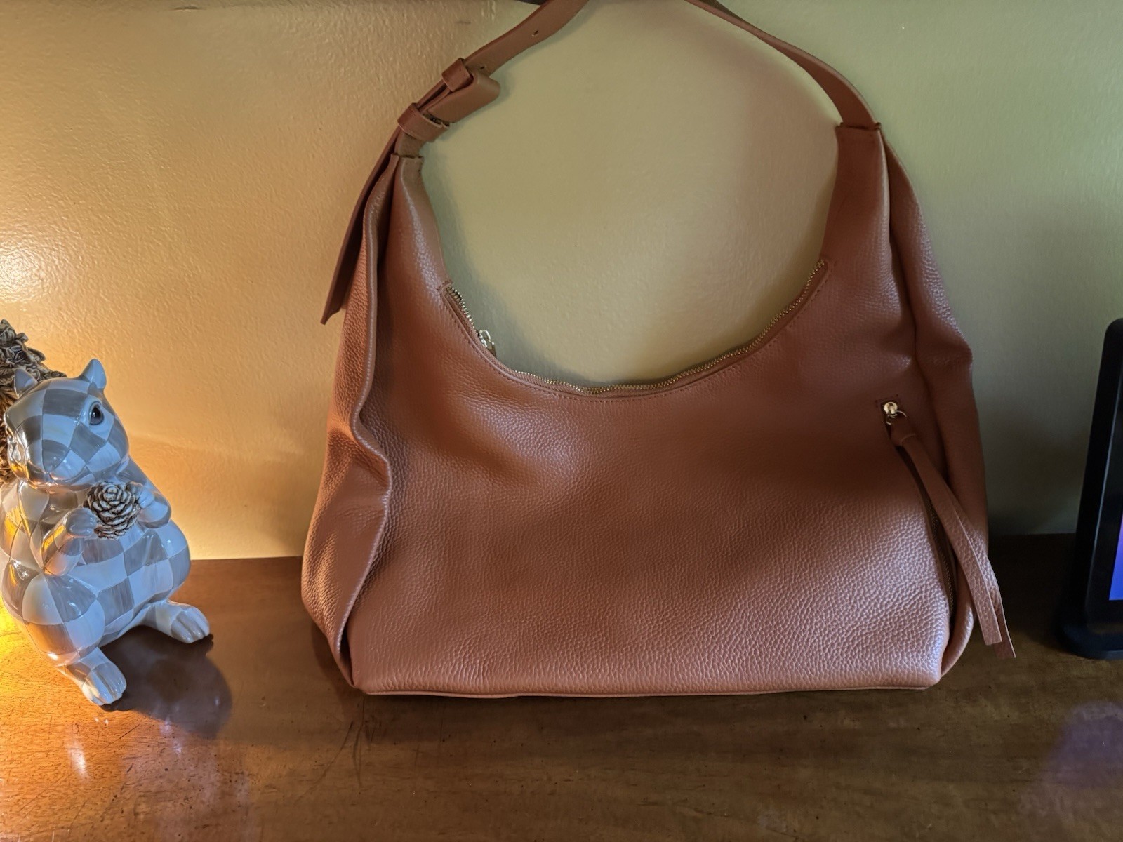 Tote le Monde Brown Solid Shoulder Bag Zip Closure, Inner Pockets, Gold HW.