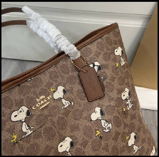 COACH CBJ89 City Tote Bag PEANUTS Snoopy Signature Coated Canvas Outlet New SMM