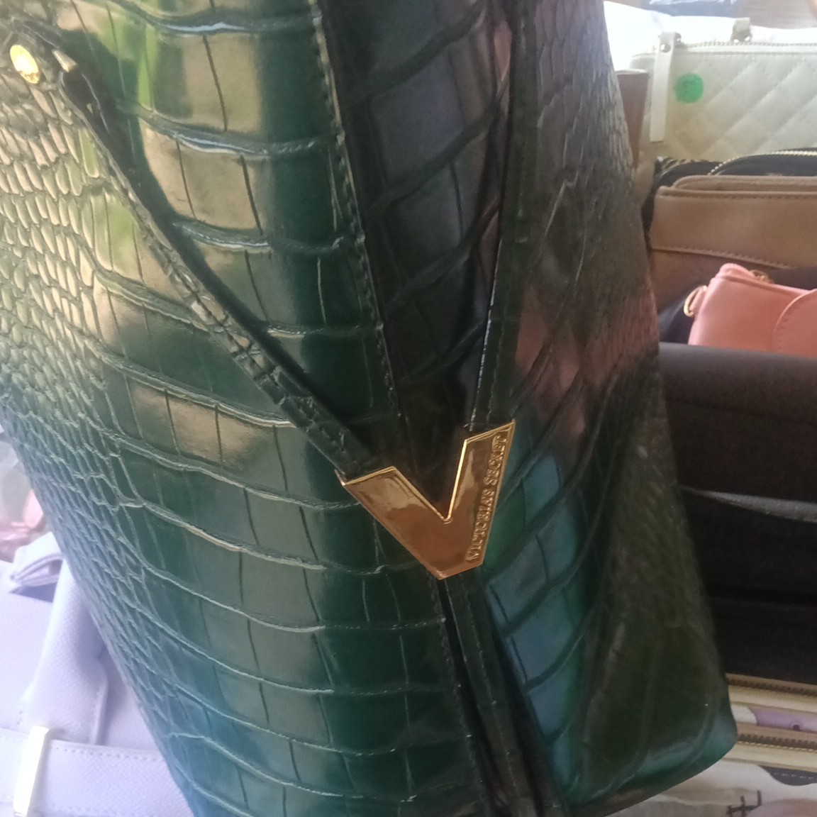 Valentino Green Croc Embossed Large Tote Gold V Logo Lined Pockets Clochette