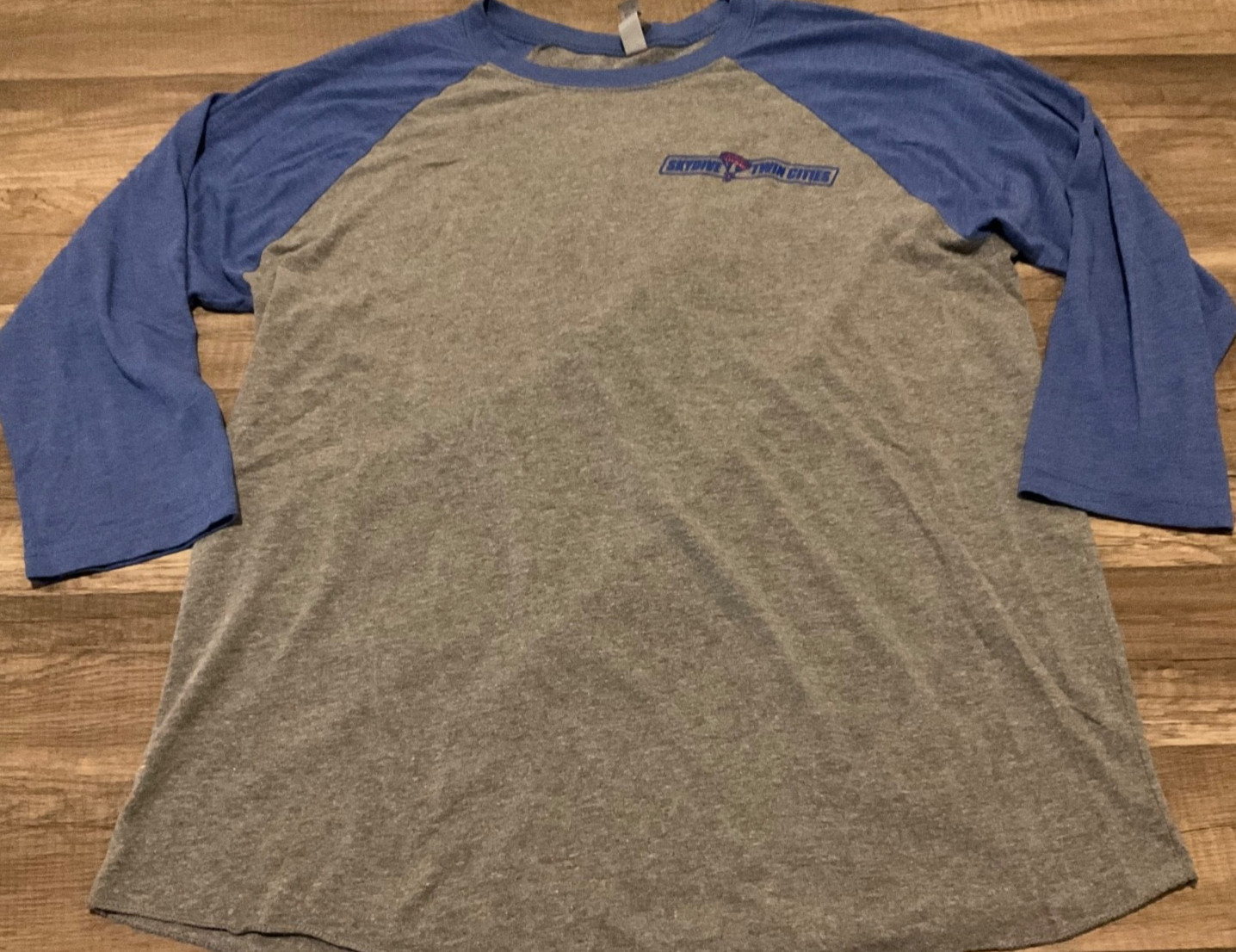 NEXT LEVEL BASEBALL RAGLAN SKYDIVING TWIN CITIES GRAPHIC ( MENS L ) HEATHER BLUE