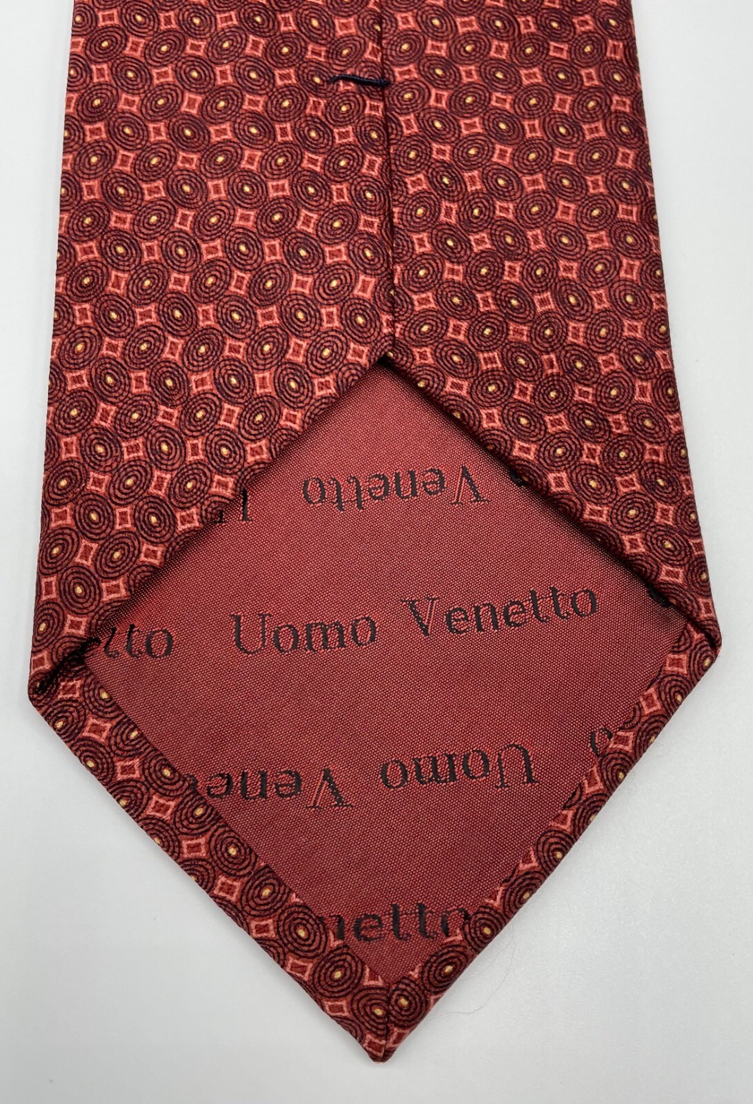 UOMO VENETTO Men’s 100% Silk Tie ~ Red ~ Geometric ~ Made Republic of Korea!
