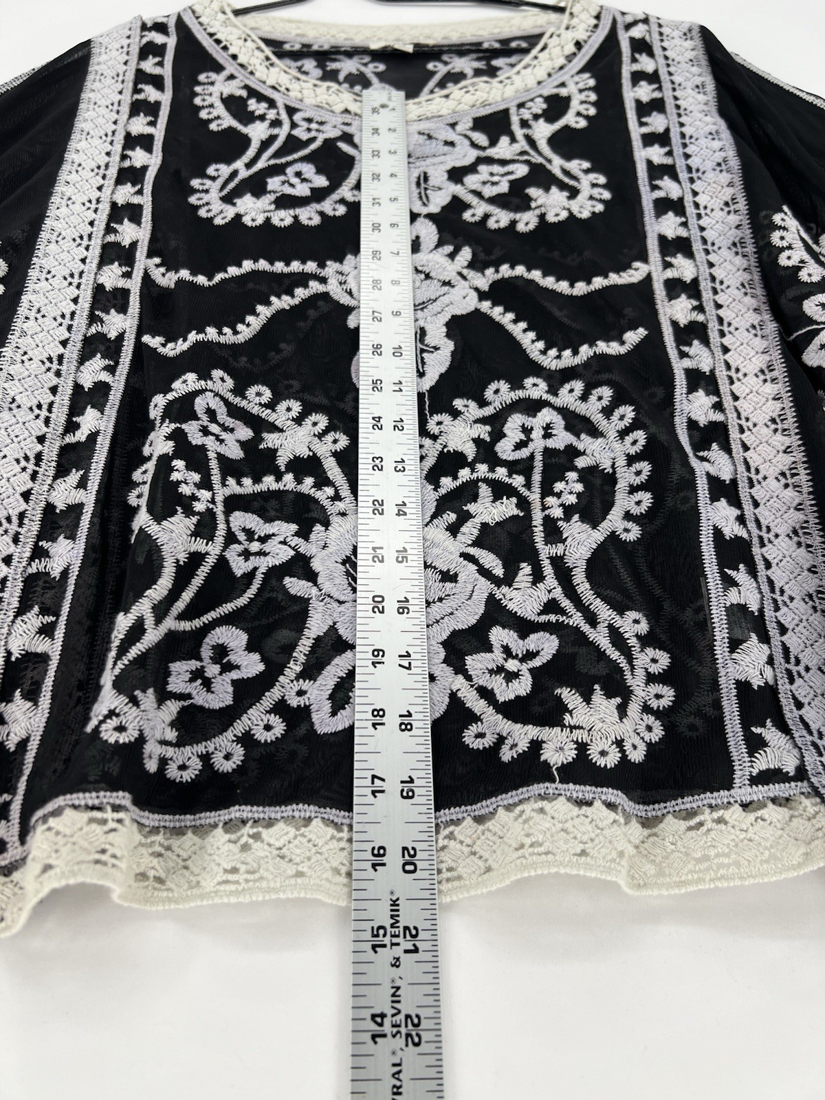Umgee Black Sheer Embroidered Lace Poncho Top Womens Medium Boho Crochet Overlay