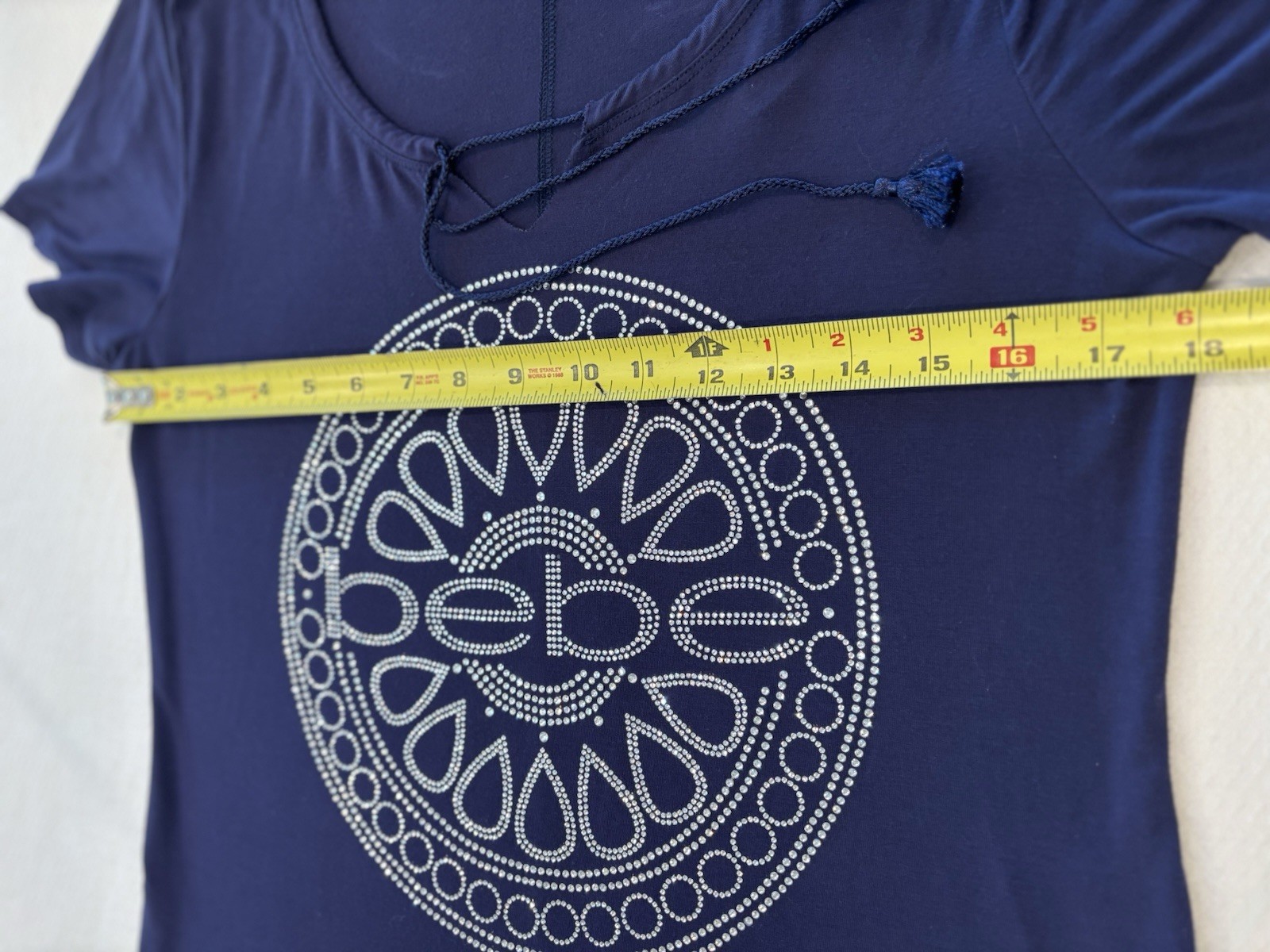Rare bebe Women’s Navy Rhinestone Logo Medallion Scoop Neck Tie Front Tee Sz S/P