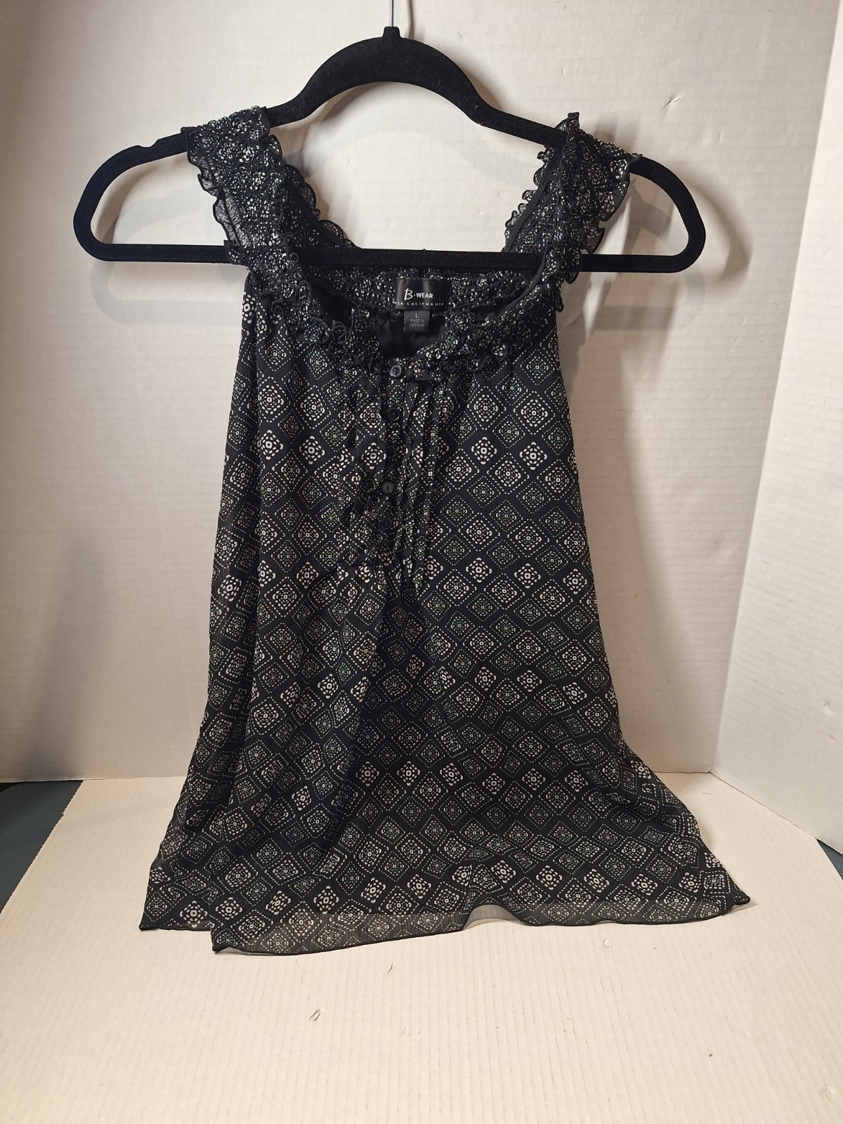B- Wear Woman’s Sleevless Blouse Size L Lined Polyester