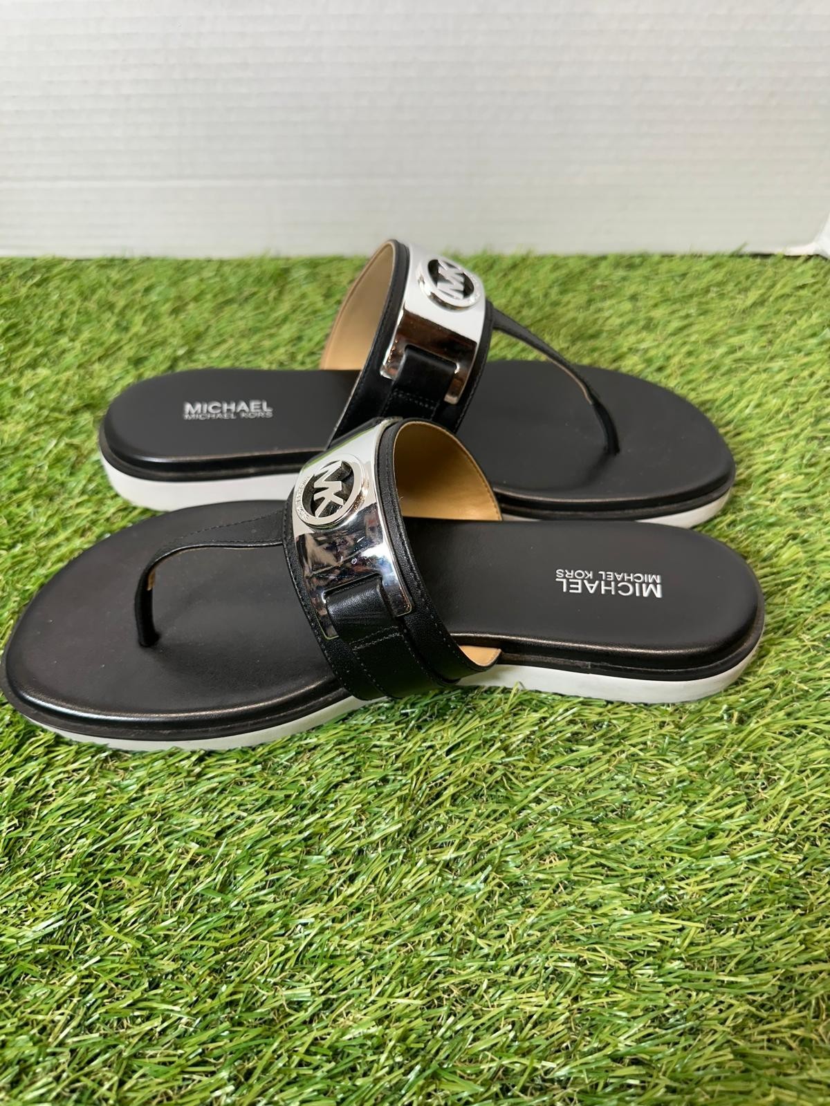 Michael Kors Briar Thong Sandals Womens 7.5 Black Silver MK Logo Summer Flats
