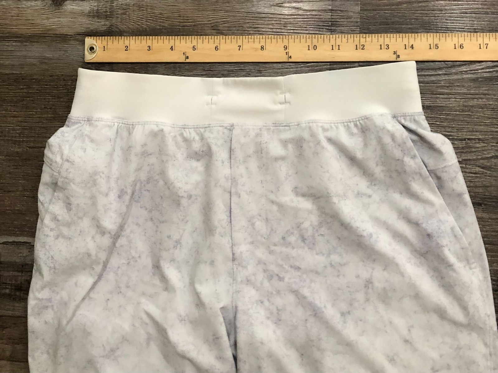 Lululemon T.H.E. Shorts Mens Medium Gravel Dust Gray White Athletic Drawstring