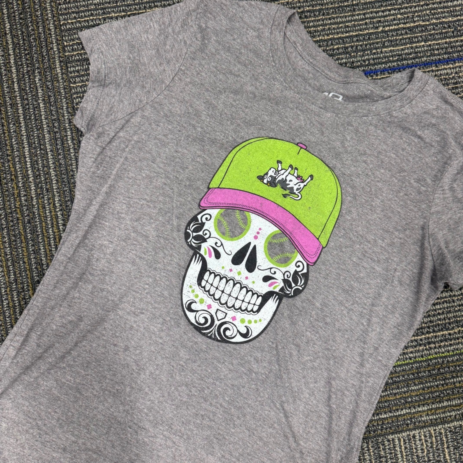 108 Stitches Gray Skull with Baseball Hat Graphic T-Shirt – Medium