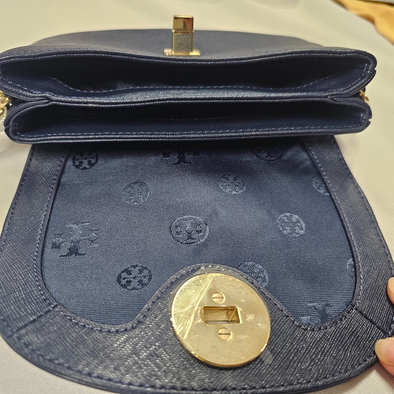 Tory Burch Description Robinson Clutch / Cross Body NAVY style# 33639