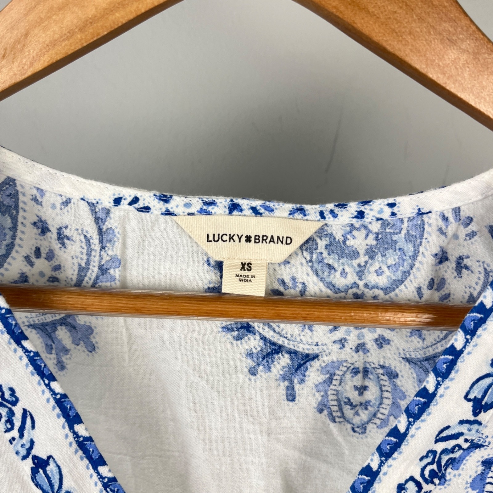 Lucky Brand Boho Sleeveless Top Womens XS Blue White Paisley Print Peasant