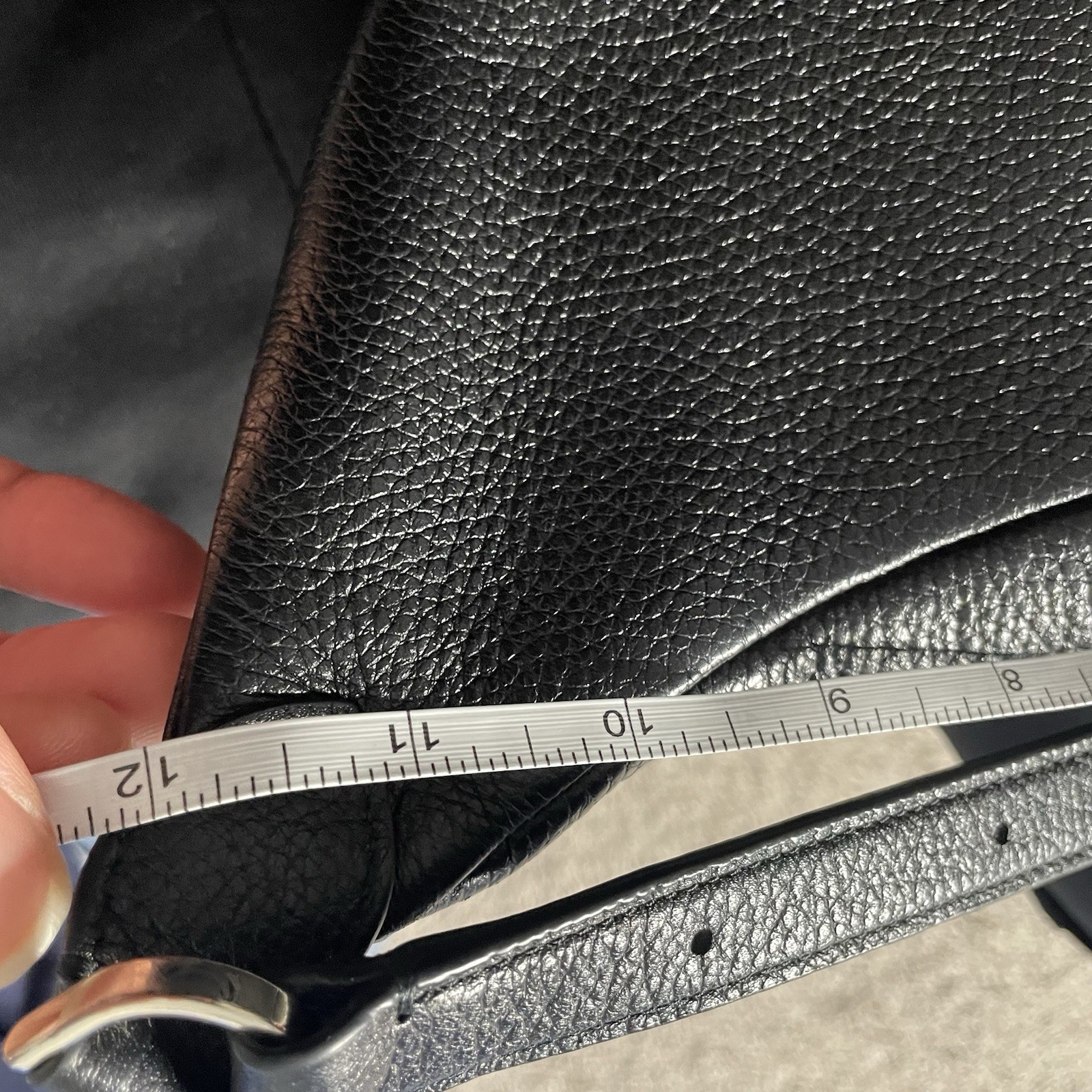 kate spade crossbody Bag Black Gold Zipper Genuine Leather Inner Pockets EUC