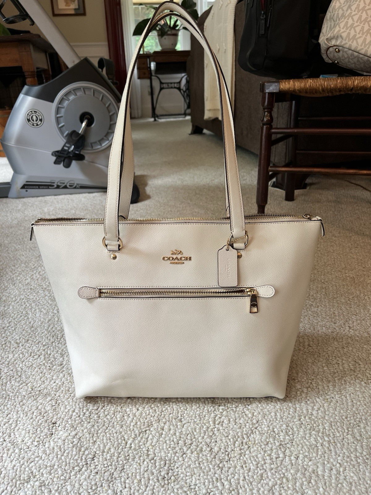 Coach Gallery Tote, White in color, A2039 F79608 Excellent Condition.