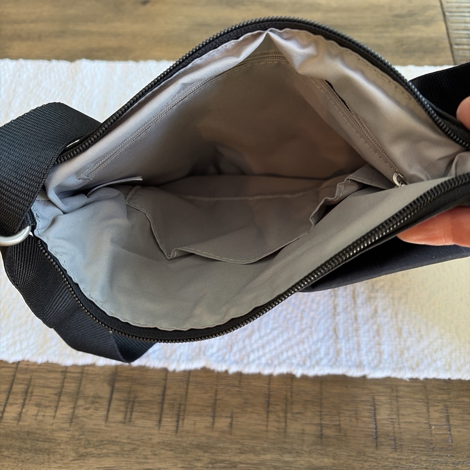 Baggallini Town Bagg Crossbody/Shoulder Bag Black. New without Tags