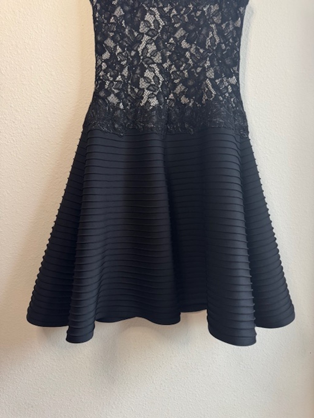 TADASHI SHOJI Neoprene Pintuck A-Line Dress Lace Bodice Size 6 *DESIGNER*