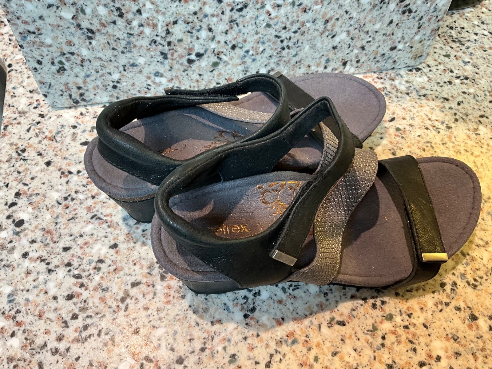 AETREX BRYNN SANDALS SIZE 7/37 BLACK/SILVER WEDGE WOMENS SHOES