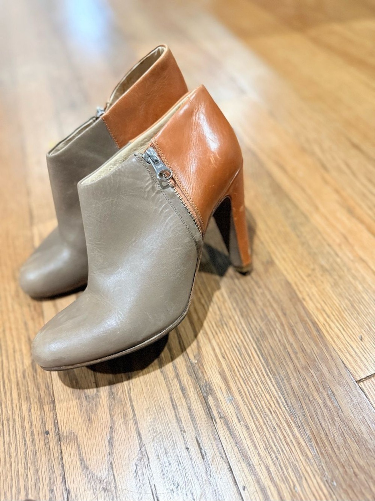 See By Chloe Women’s Two-Tone Taupe and Cognac Ankle Booties 39