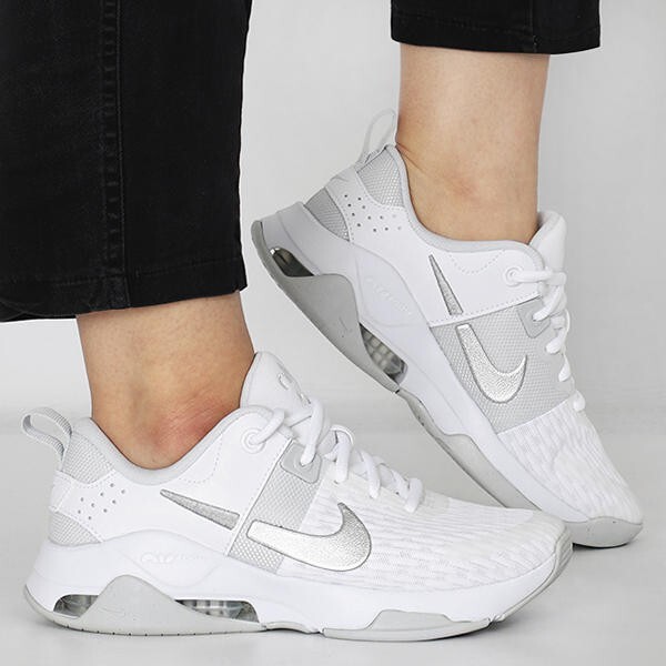 NEW Women’s Size 11 Nike Zoom Bella 6 White Running Shoes Workout Gym Silver