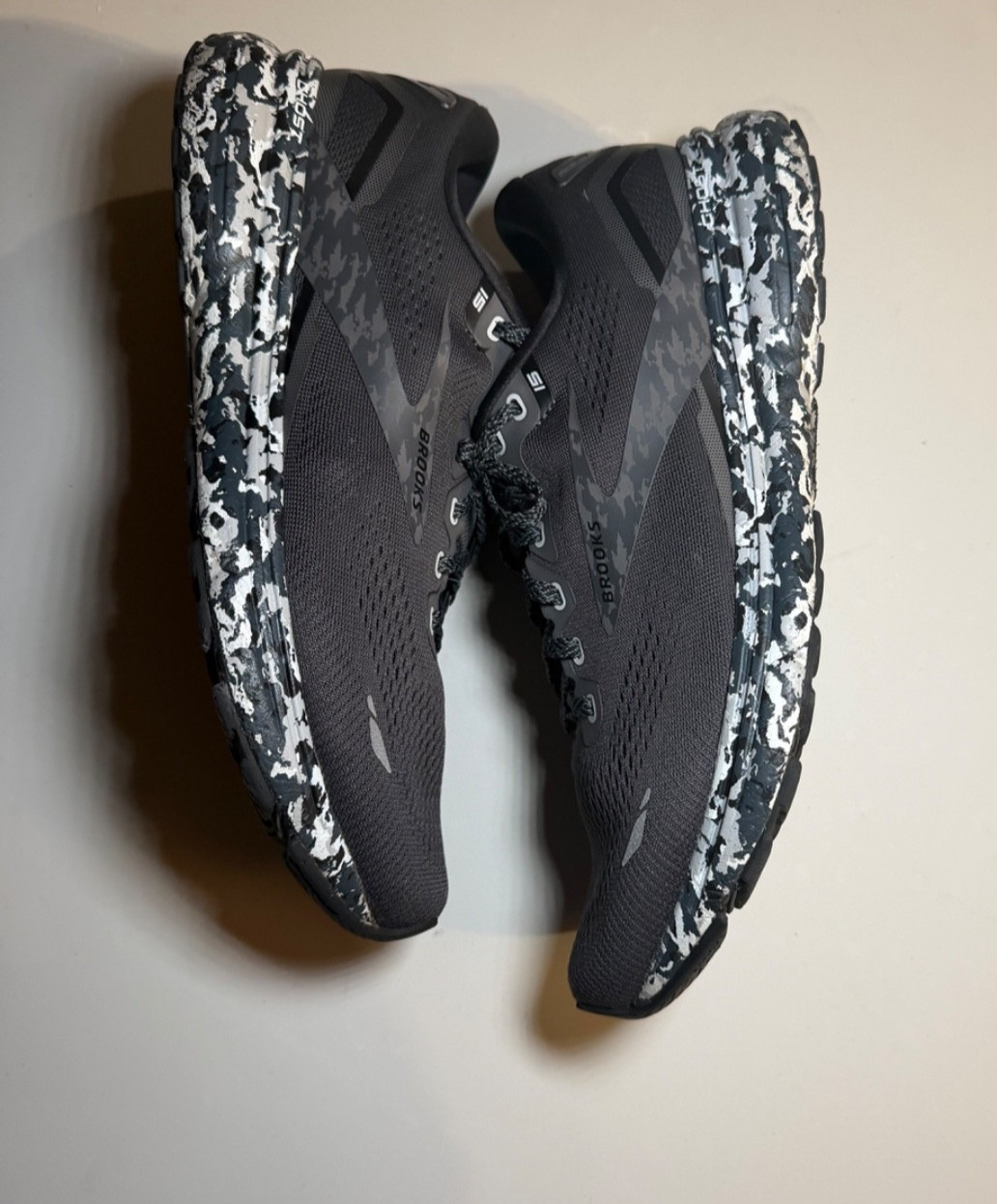 Brooks Ghost Running Shoes Men’s Size 11 Black Gray Athletic Sneakers Road Run.