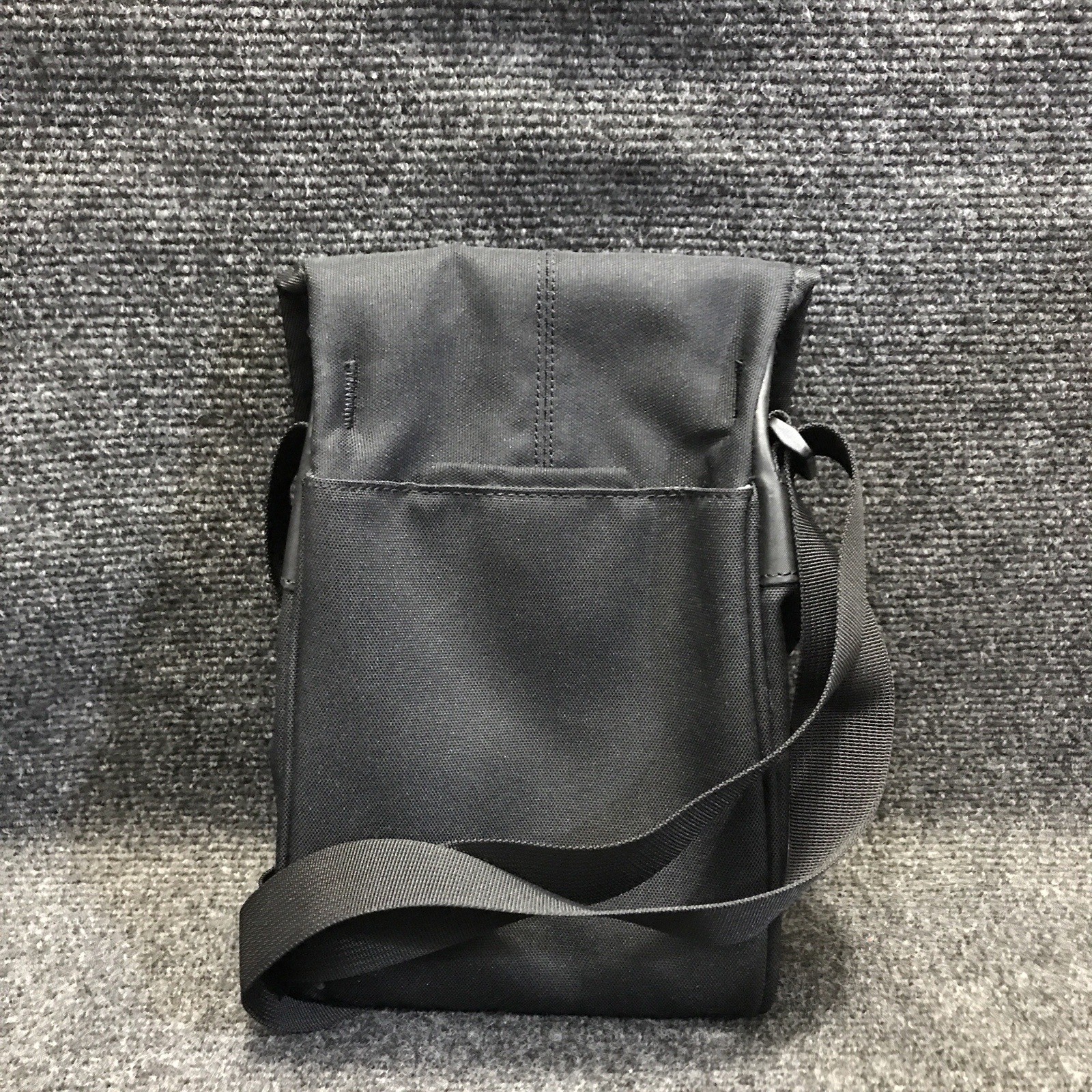 Nike BA1797-054 Black Adjustable Crossbody Shoulder Strap Bag w/ Clip Close Top