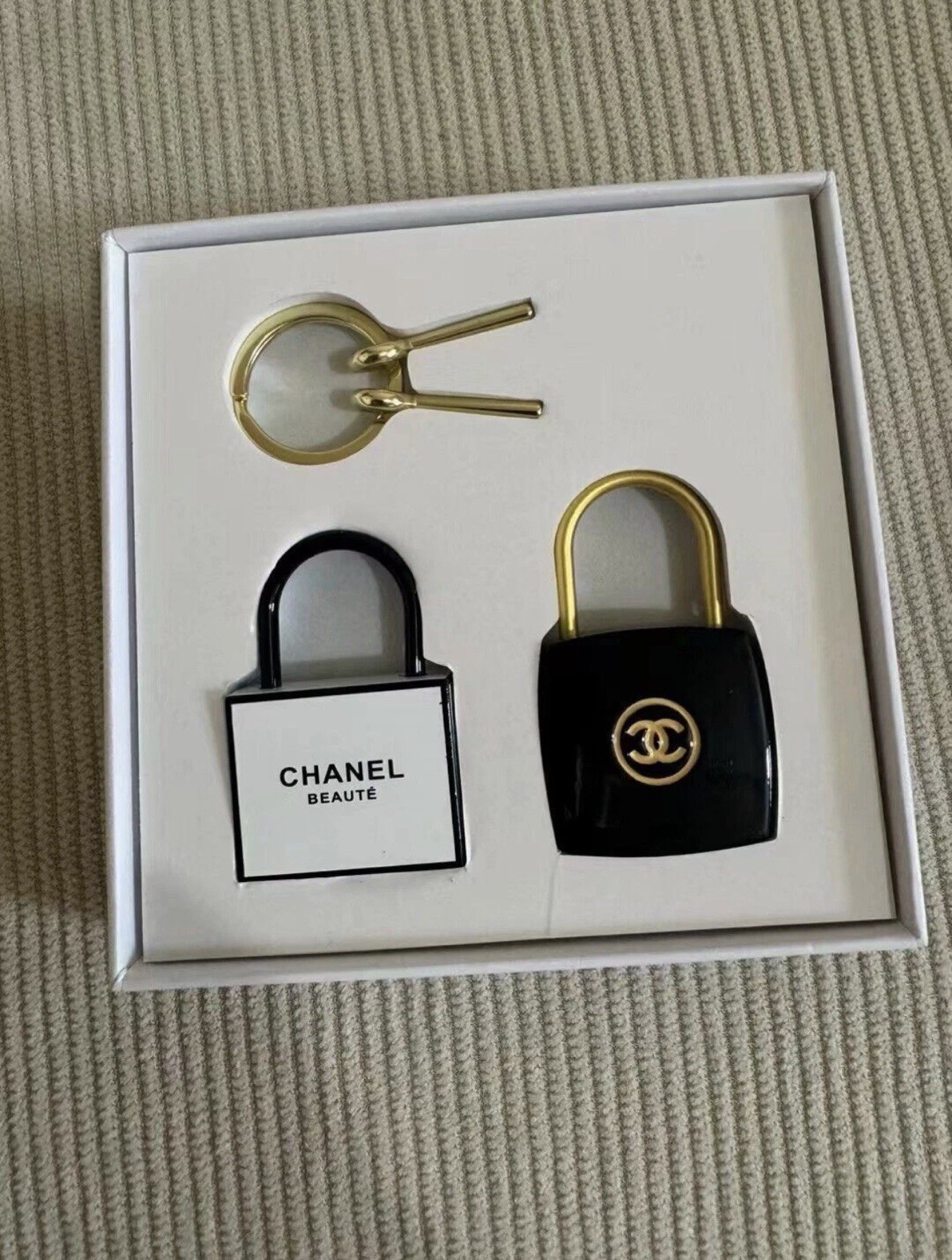 CHANEL BEAUTE La Collection 2-Pc Pad lock & Key Set Novelty GWP Black/White