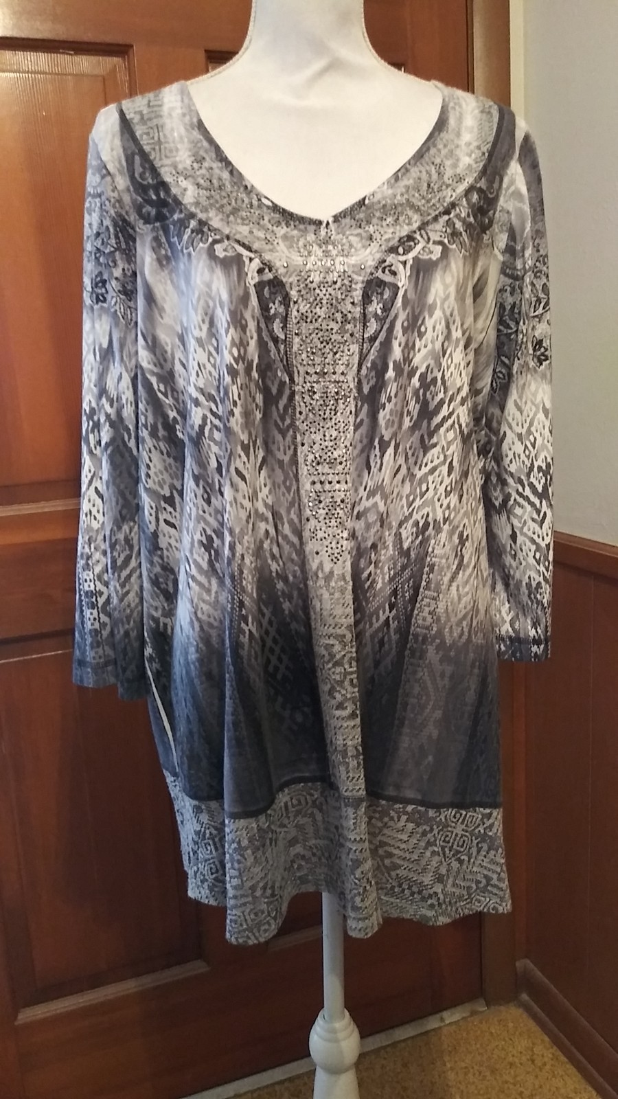 Energy World Wear 3X Long Sleeve Soft Greys Blk White Bling at Neck 30″ Long ene