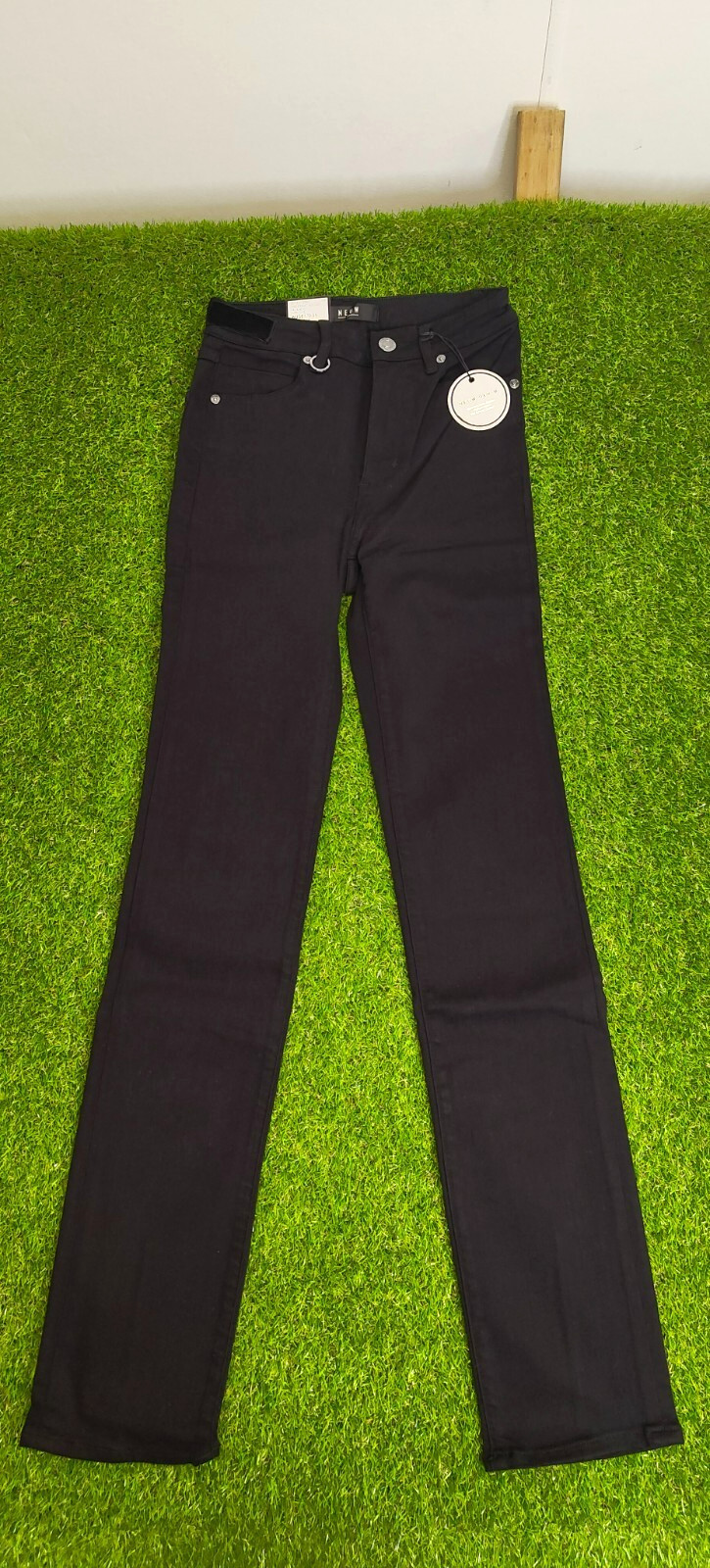 NEUW – Piper Straight – Black – 24W 32L (6R) New With Tags RRP $179.95