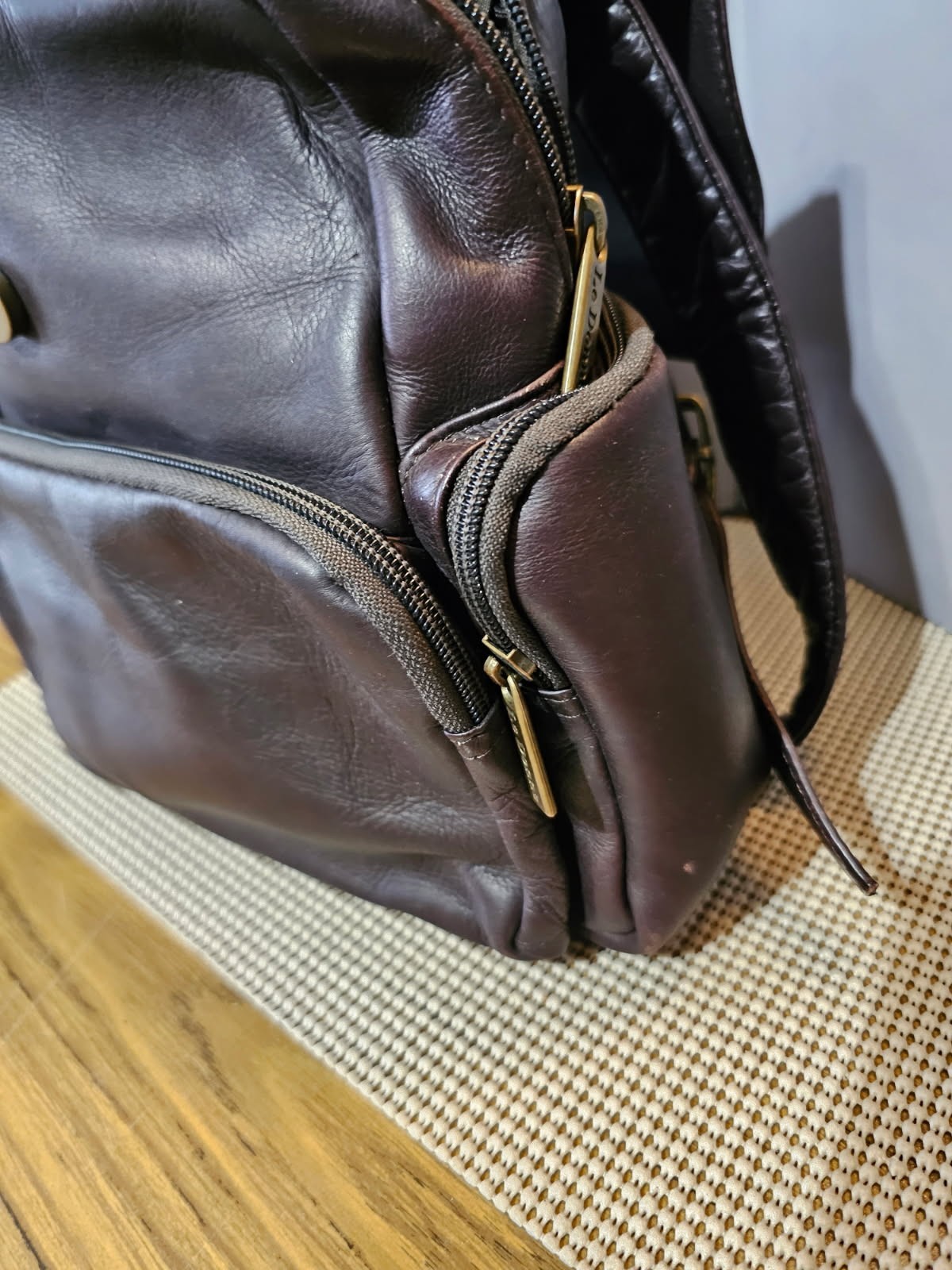 Le Donne Genuine Leather Backpack Bag Brown TR125. 5 Zip Pockets.
