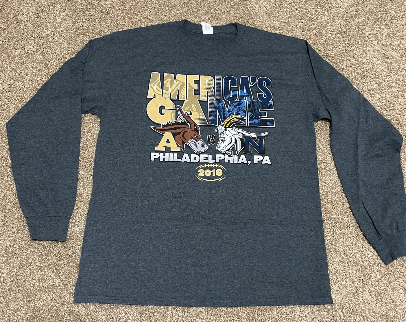 GILDAN America’s Game Army VS Navy 2018 Gray Long Sleeve Shirt Size Large USMA
