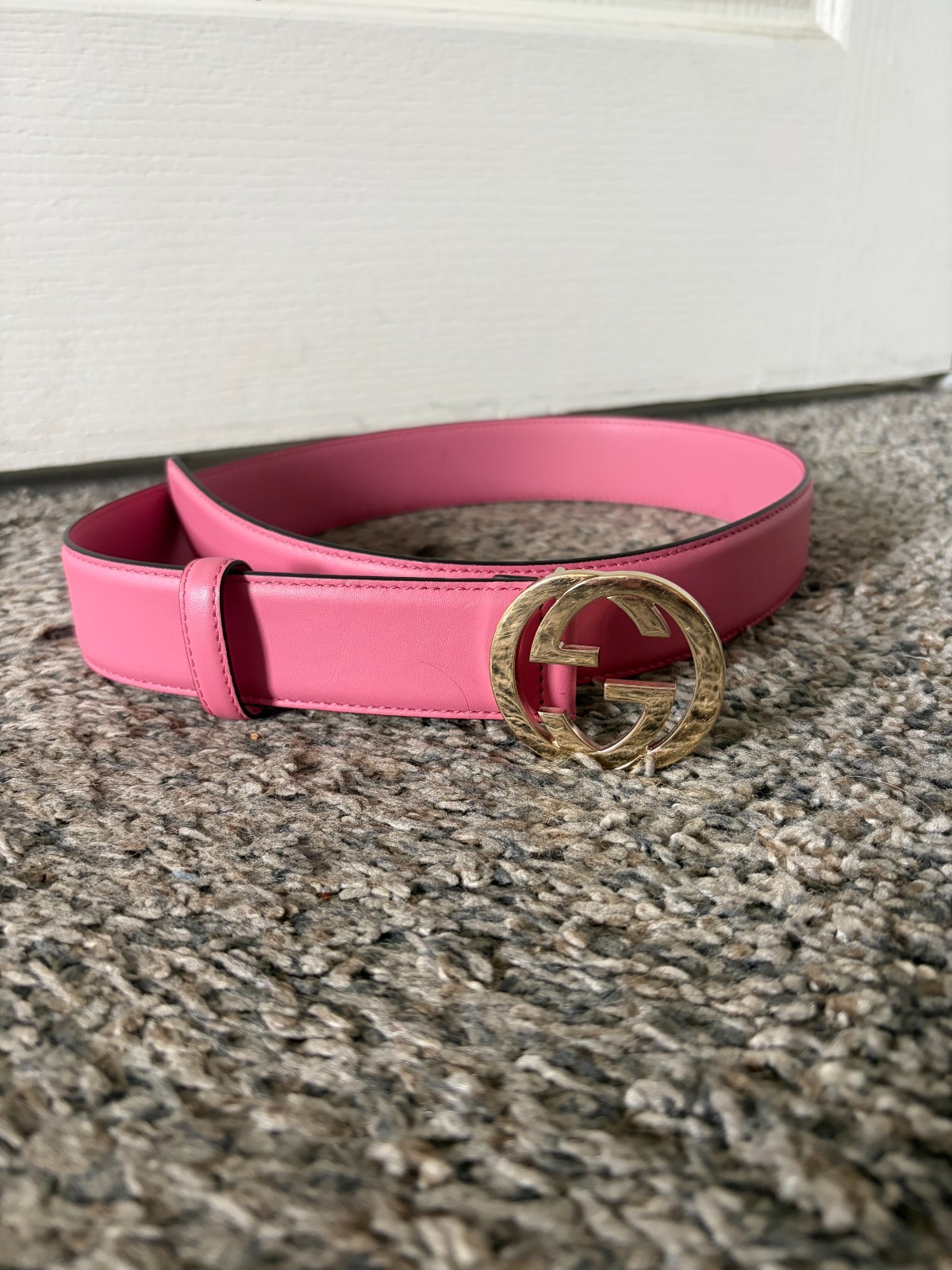 Pink Gucci Belt Size 75-30. Only worn a few times, no creasing on leather.