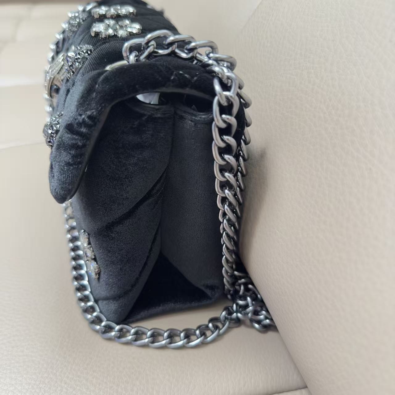 Kurt Geiger London Black Velvet Quilted Crossbody Silver Eagle Flower 20×8×15 cm