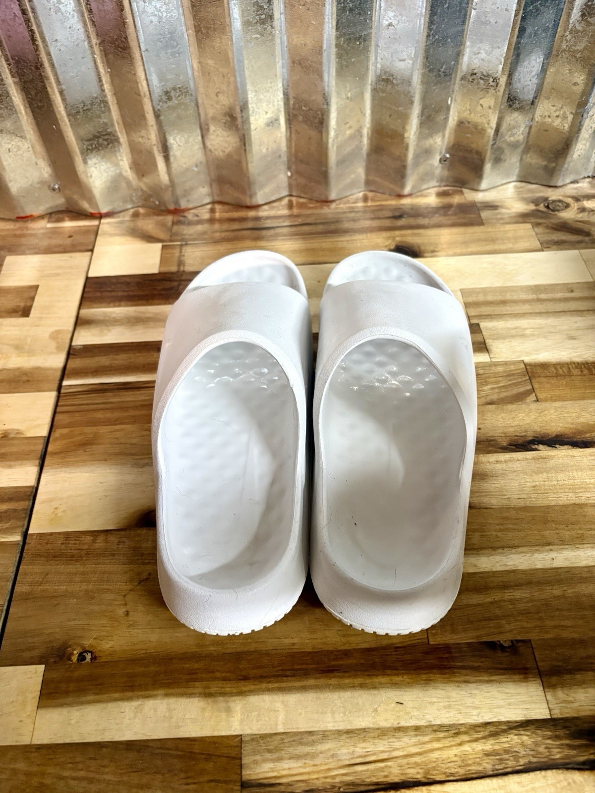 Nike Men’s White Slide Sandals Slip-On Solid Pattern Logo Accent Sandal