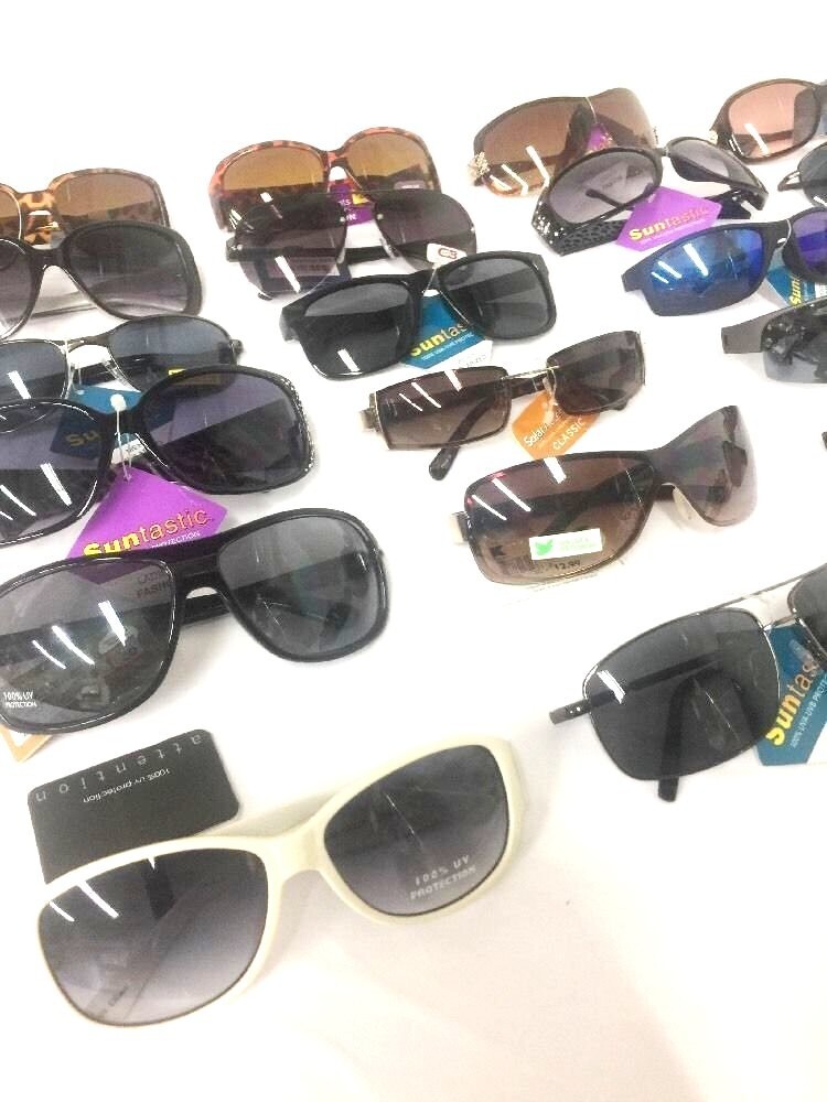 Wholesale Lot of 20 Name Brand Sunglasses Foster grant, Revlon, Panama Jack