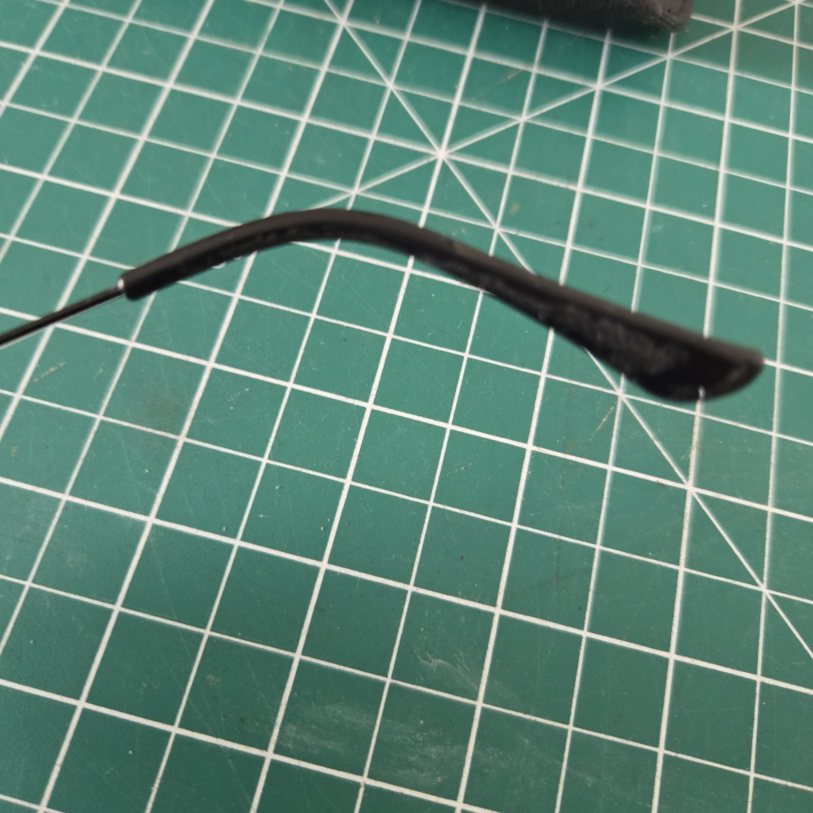 Ray Ban Aviator Black Frame Dark lenses w Case Marks on Right Ear Piece