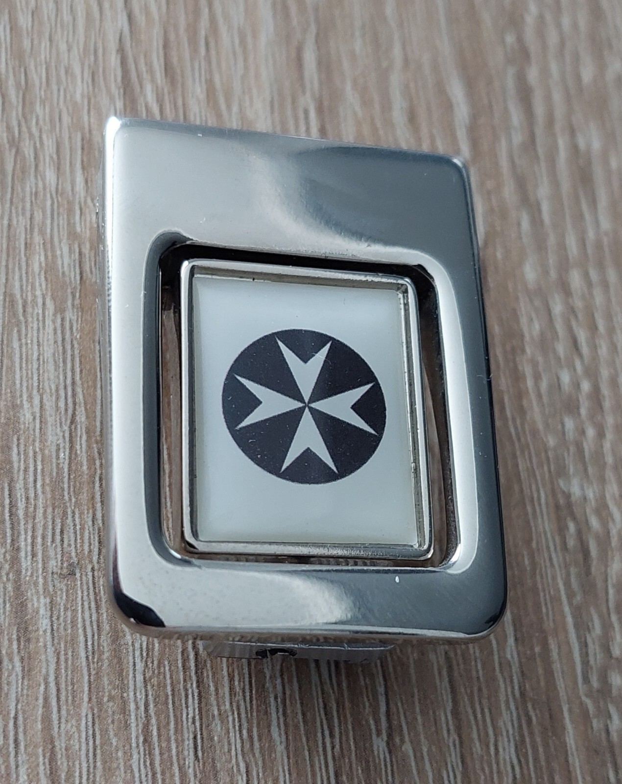 VTG St. John Ambulance Belt Buckle, size 4.6 x 3.2 cm/ 1.8 x 1.3 in, used, UK