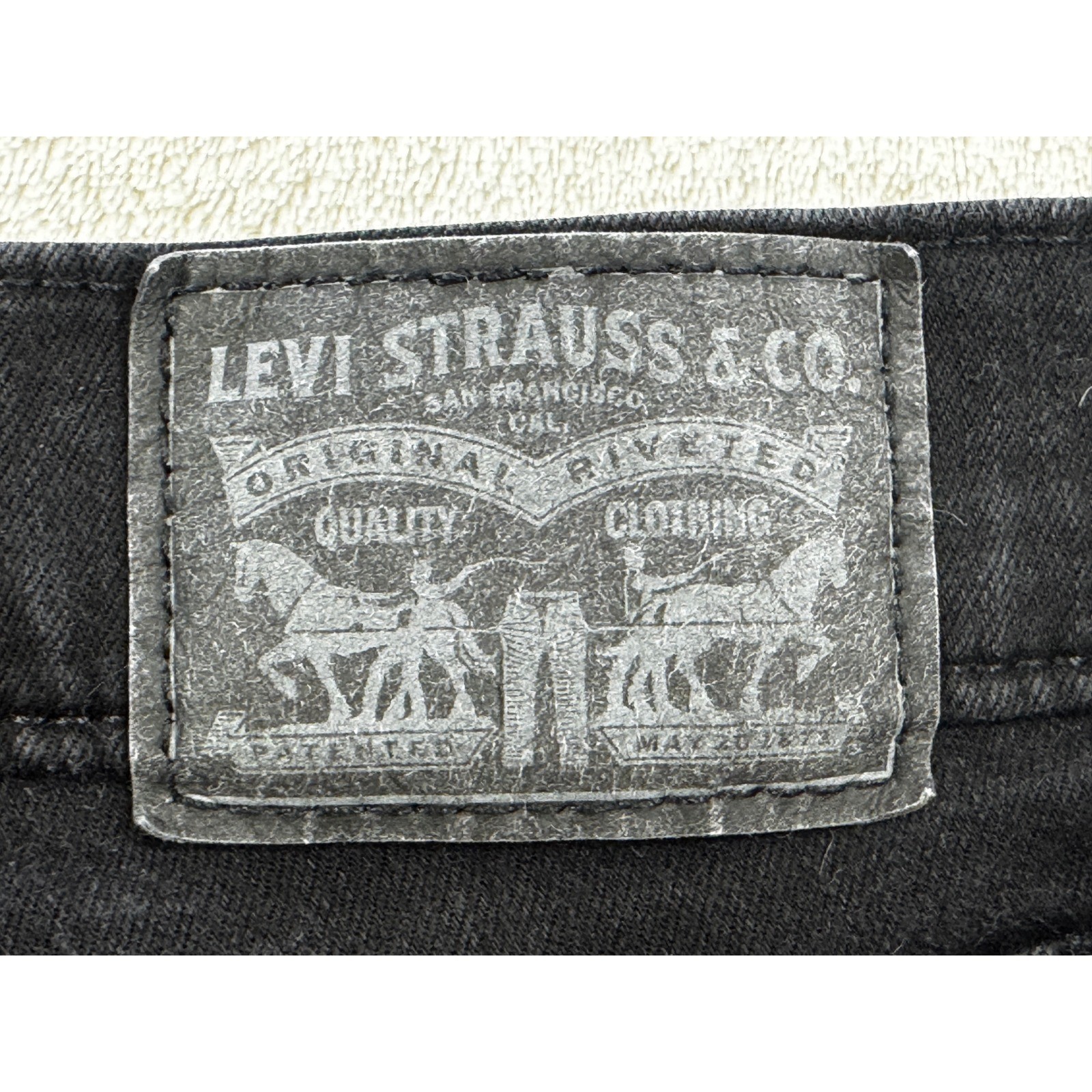 Levi’s Womens 314 Shaping Straight Mid Rise Black Denim Jeans 28 Meas: 28×13.5