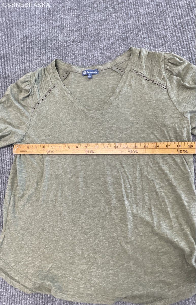 Democracy Women’s Olive Green V-Neck Pleated Shoulder Eyelet Slub Top Sz L NWT